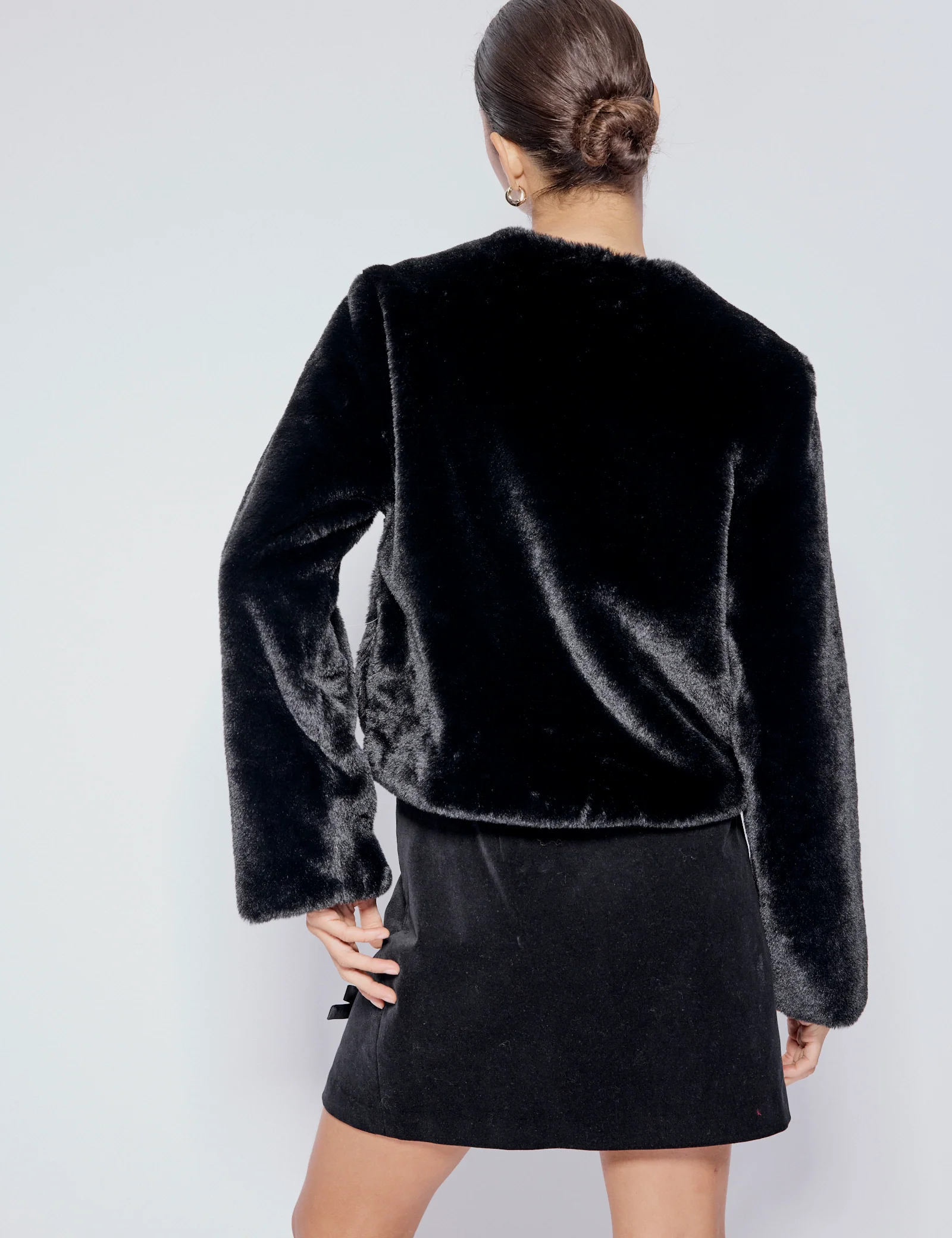 Black Faux Fur Cropped Jacket - Image 5