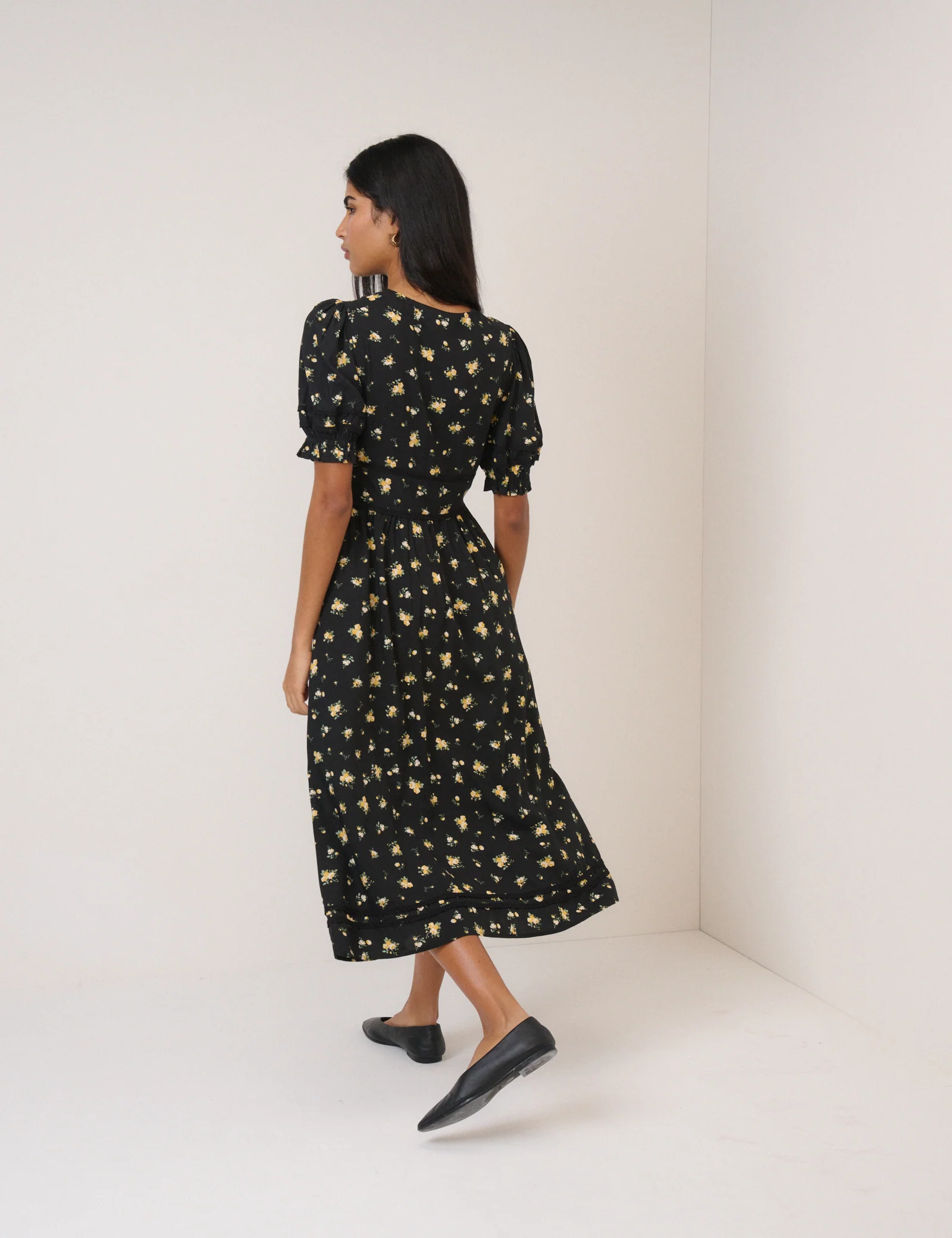 Black Floral Puff Sleeve Saffy Midi Dress - Image 5