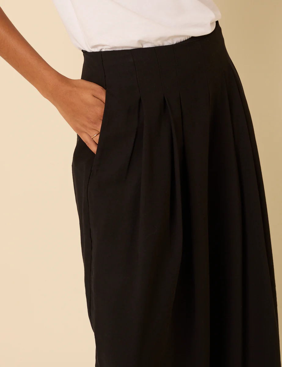 Black Pleated Wide Leg Trousers - Image 3
