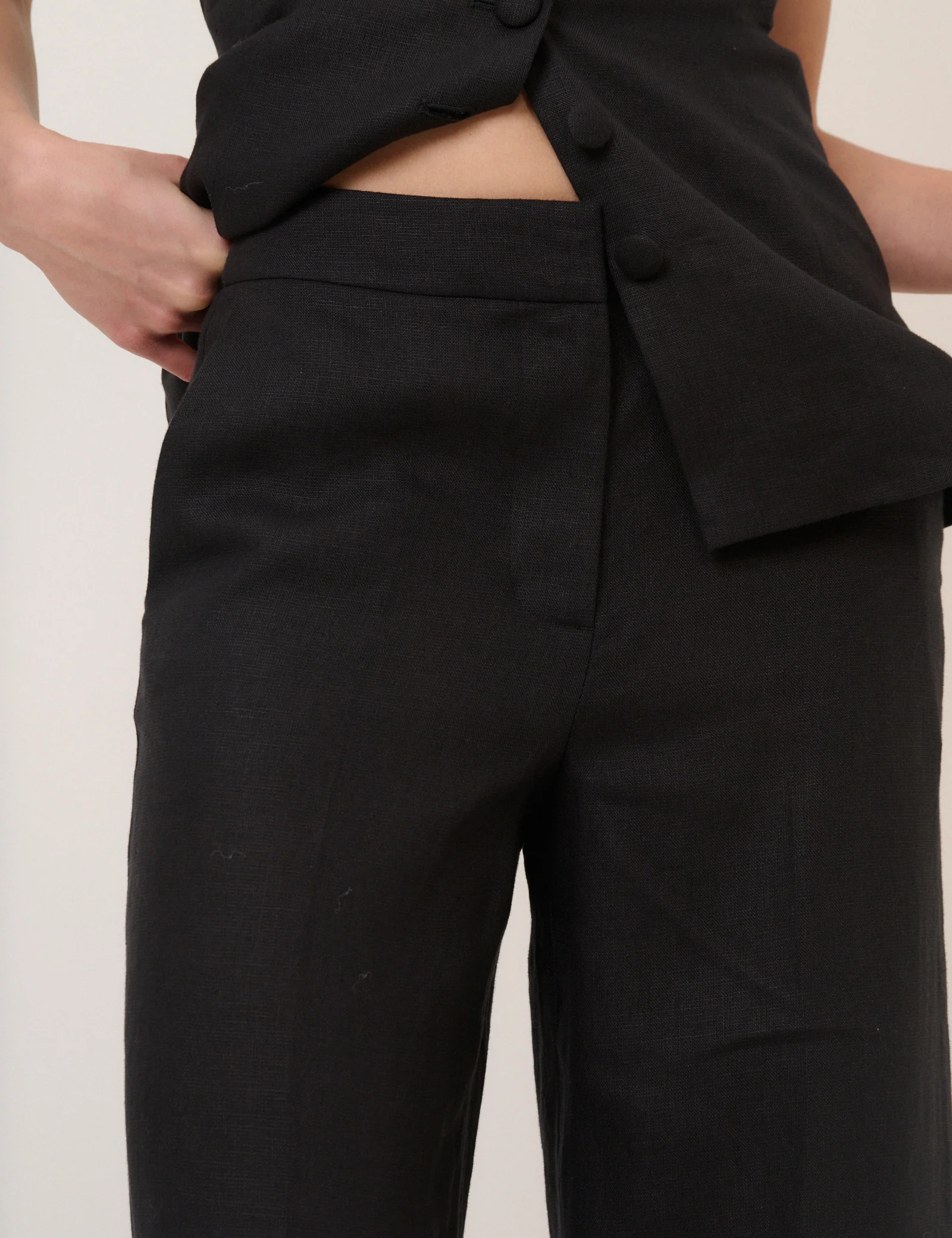 Black Linen-Blend Cropped Trousers - Image 3