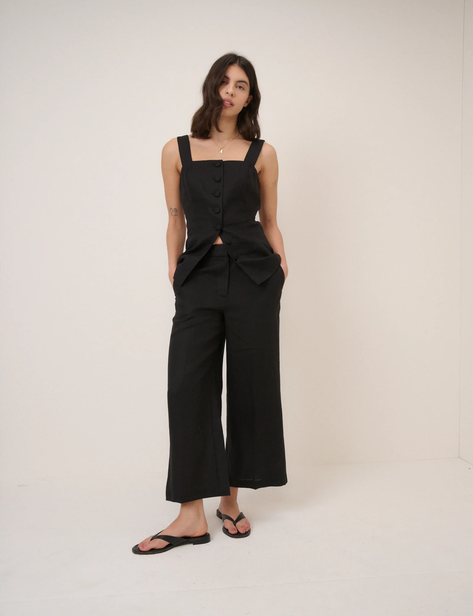 Black Linen-Blend Cropped Trousers - Image 2