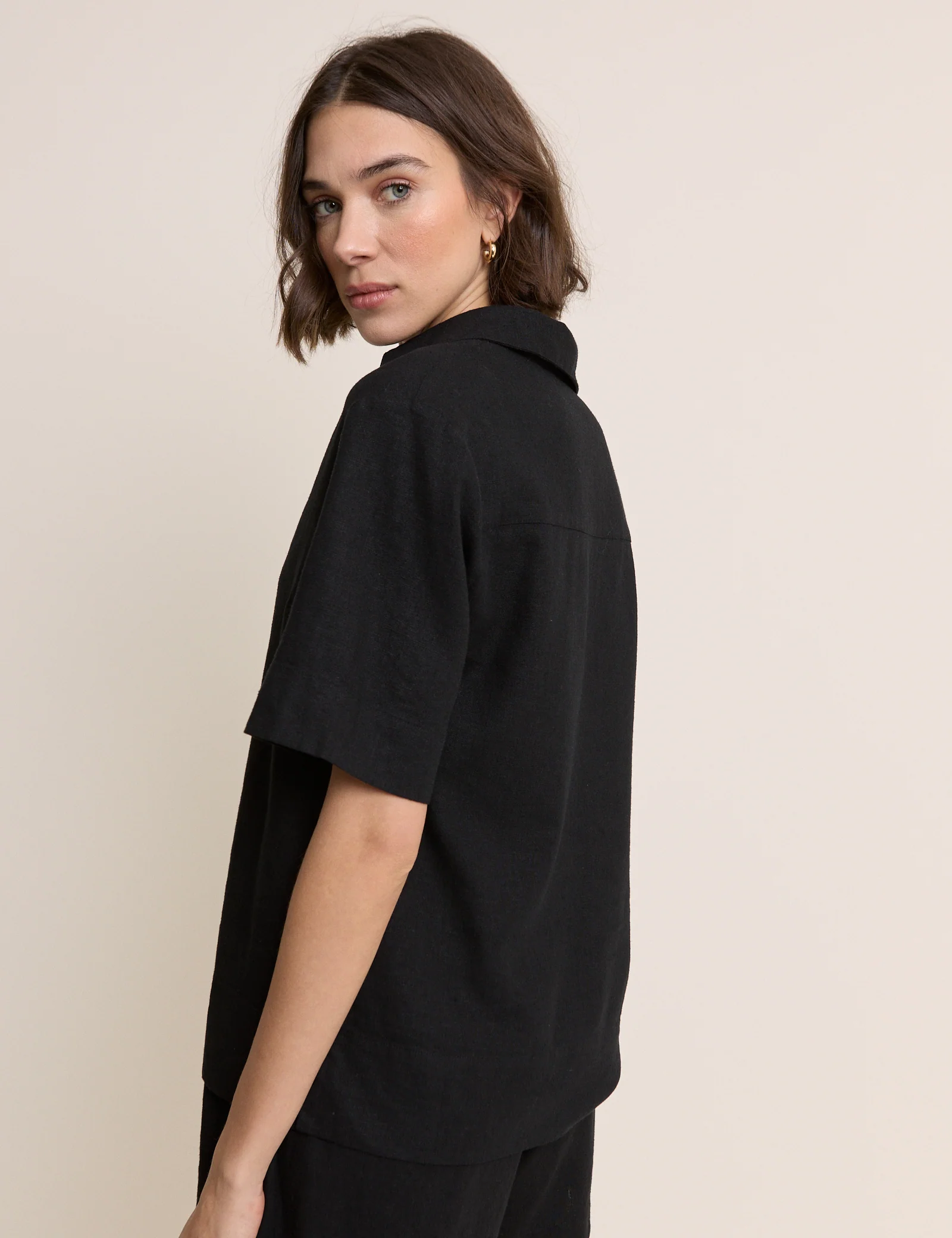Black Collared Linen-Blend T-Shirt - Image 3