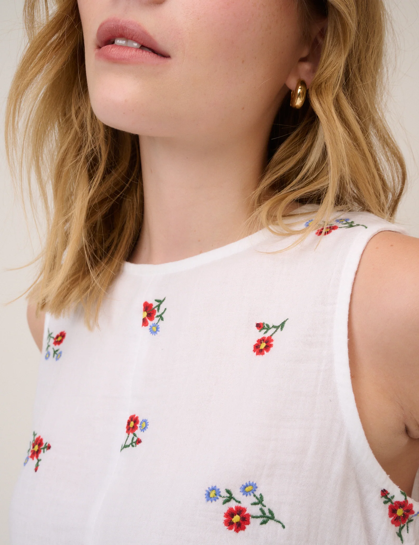 White Floral Embroidered Sleeveless Swing Top - Image 4